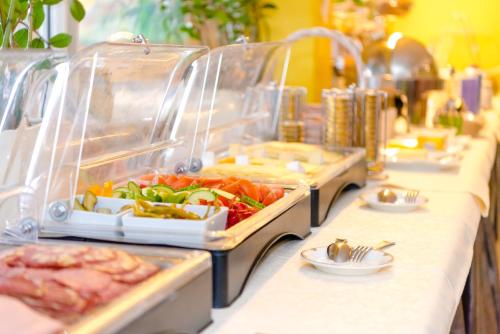 una línea de buffet con muchos platos diferentes de comida en Hotel-Gasthof Restaurant Murblick, en Judenburg