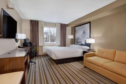 Televisyen dan/atau pusat hiburan di Super 8 by Wyndham Winnipeg West