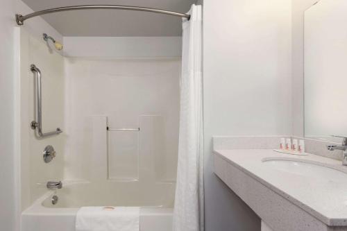 Bilik mandi di Super 8 by Wyndham Winnipeg West