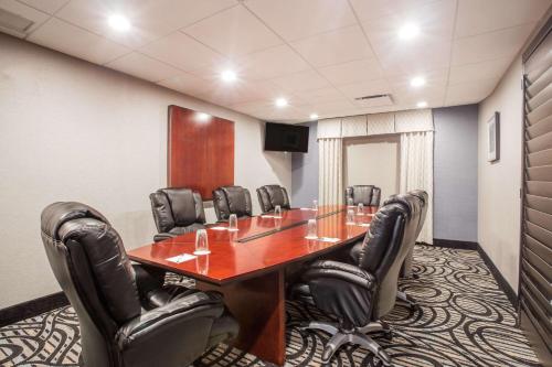 Wingate by Wyndham, Universal Studios - Free Theme Park Shuttle Image