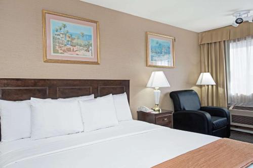A bed or beds in a room at Howard Johnson by Wyndham Torrance