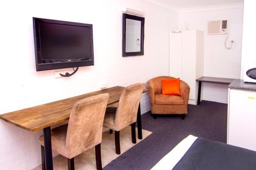 A television and/or entertainment centre at Crescent Motel Taree