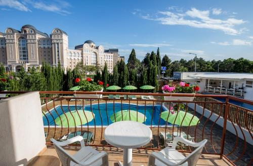 Ein Blick auf den Pool von der Unterkunft Belle Air oder aus der Nähe