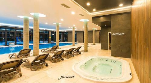 Bazén v ubytovaní Aqua Holiday Apartments Beach#Pool#Sauna no limit alebo v jeho blízkosti