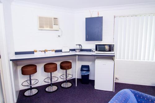 Kuchyň nebo kuchyňský kout v ubytování Crescent Motel Taree
