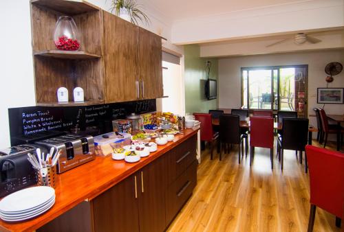 A restaurant or other place to eat at Crescent Motel Taree