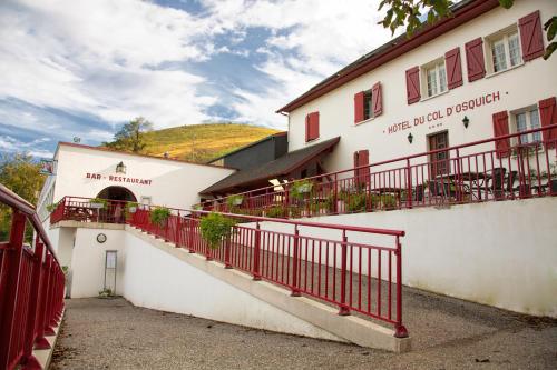 een gebouw met rode leuningen aan de zijkant bij Hotel du Col d'Osquich in Musculdy