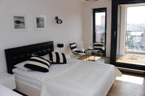 Кровать или кровати в номере Apartamenty Przy Latarni Kropla Bałtyku