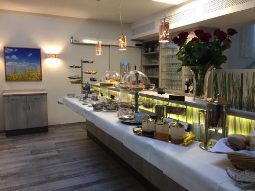 a buffet line in a restaurant with food on it at Das FRITZ Hotel Schwerin schöne Lage im Grünen mit regionaler Küche kostenfreien Parkplätzen und E Ladestation in Schwerin