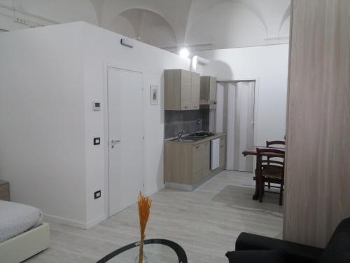 biały apartament z kuchnią i salonem w obiekcie B&B da Bibi w mieście Fabriano