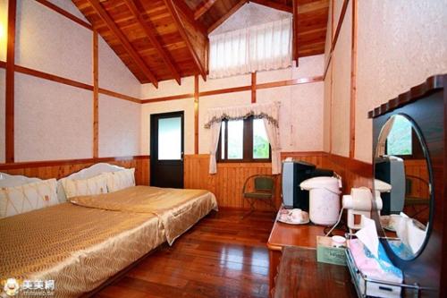 מיטה או מיטות בחדר ב-大湖底木屋民宿