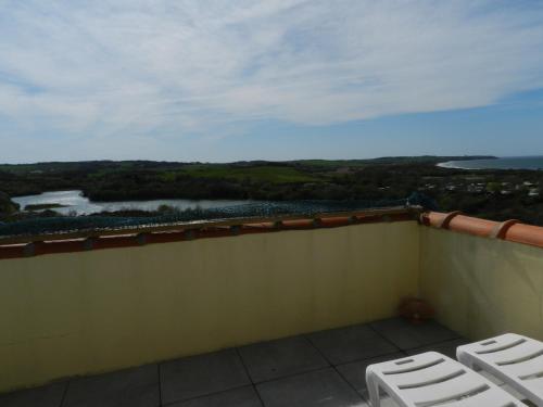 d'un balcon avec des chaises et une vue sur la rivière. dans l'établissement Hôtel Le Vivier WISSANT - Vue Mer - Côte d'Opale - Baie de Wissant - 2CAPS, à Wissant