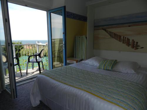 - une chambre avec un lit et un balcon dans l'établissement Hôtel Le Vivier WISSANT - Vue Mer - Côte d'Opale - Baie de Wissant - 2CAPS, à Wissant