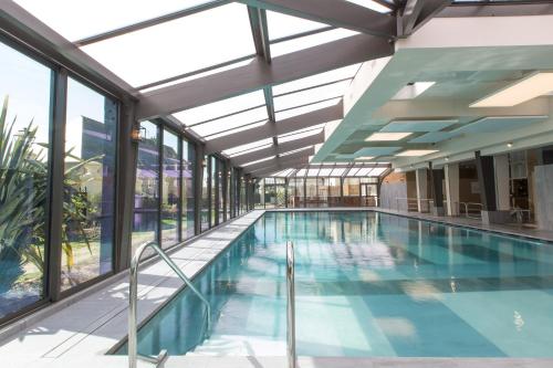 - une piscine dans un bâtiment avec fenêtres dans l'établissement Résidence Neptunia, à Saint-Malo