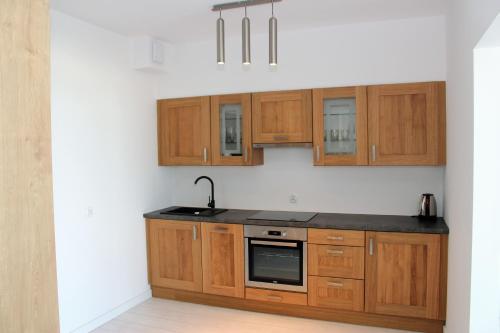 Кухня или мини-кухня в Apartamenty Przy Latarni Kropla Bałtyku
