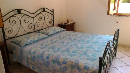 レウカにあるVilla i Pini Santa Maria di Leucaのベッドルーム1室(花柄のベッドカバー付)