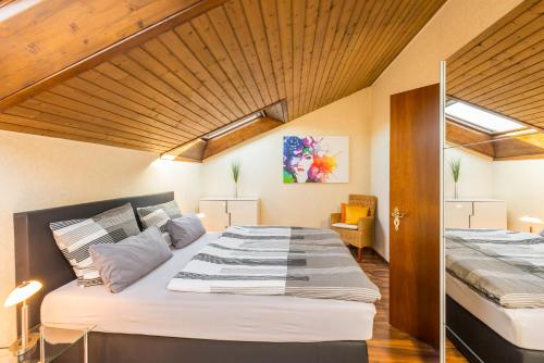um quarto com 2 camas e um tecto de madeira em Ferienwohnung Seesucht em Gaienhofen