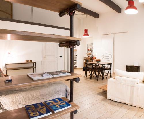 una sala de estar con una mesa y un sofá en Il Salottino di Torino - Loft di charme e storia, en Turín