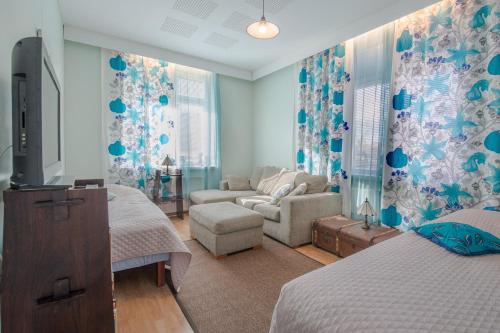 a bedroom with two beds and a living room at Kokemäen Seurahuone in Kokemäki