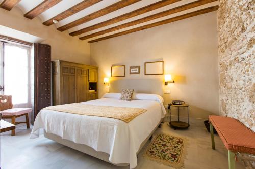 a bedroom with a large white bed in a room at Hotel Casa de las Cuatro Torres in Cádiz