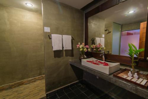 a bathroom with a sink and a mirror at Mekong Angkor Deluxe Hotel in Siem Reap