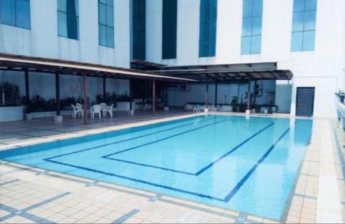 Der Swimmingpool an oder in der Nähe von Crystal Crown Hotel JB