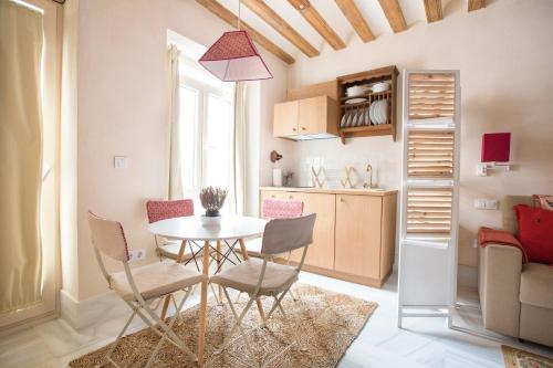 a kitchen and dining room with a table and chairs at Hotel Casa de las Cuatro Torres in Cádiz