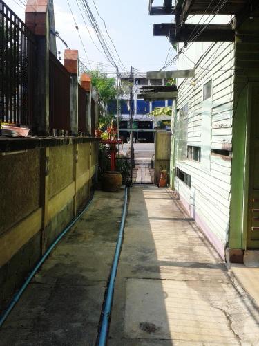 an empty alley with a building and a street at Ray Nu Guest House in Phra Nakhon Si Ayutthaya