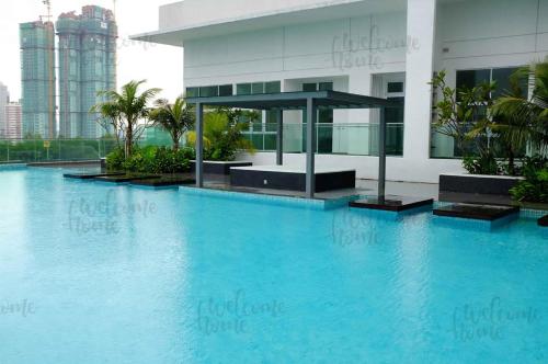 Bazén v ubytování Paragon Suites CIQ Homestay by WELCOME HOME nebo v jeho okolí