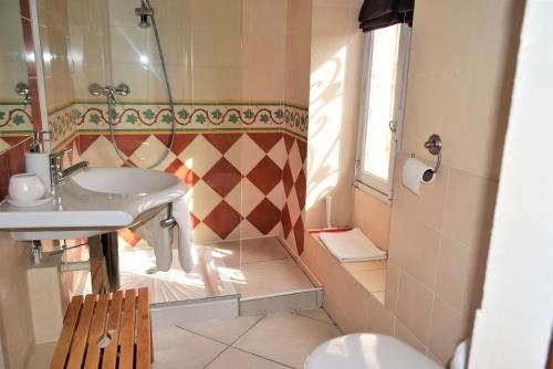 Ett badrum på Petite Roche gîtes centre-ville La Rochelle