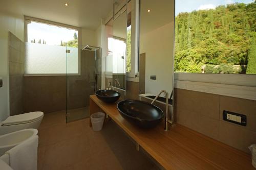 Ett badrum på Hotel Villa Maria Au Lac - Estella Hotels Italia