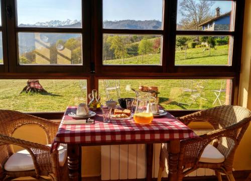 einem Tisch mit einem roten und weißen karierten Tischtuch in der Unterkunft La Casona de Torió in Torío