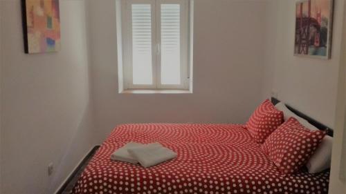 アビラにあるÁvila Flats Segovia 10のベッドルーム1室(赤いベッド1台、窓付)