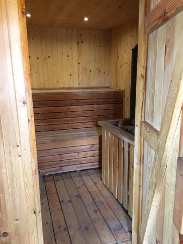 an empty wooden sauna with a wooden floor at Sterburta in Rydzewo