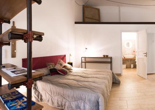 Un dormitorio con una cama grande y un escritorio. en Il Salottino di Torino - Loft di charme e storia, en Turín