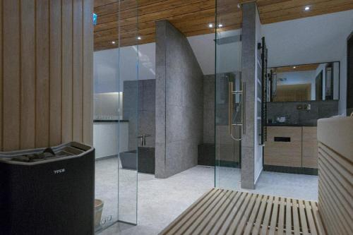 uma casa de banho com um chuveiro de vidro num quarto em Gasthaus - Hotel FUCHS em Mauth