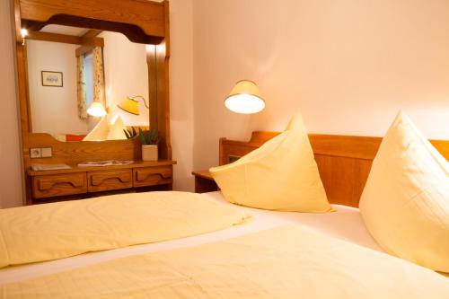En eller flere senge i et værelse på Hotel Garni Sonnblick