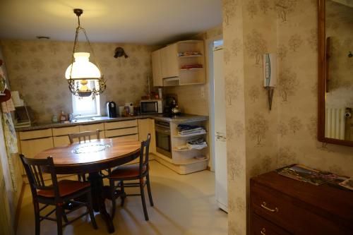 eine Küche mit einem Tisch und Stühlen sowie ein Esszimmer in der Unterkunft Albrecht guest apartement in Kembs