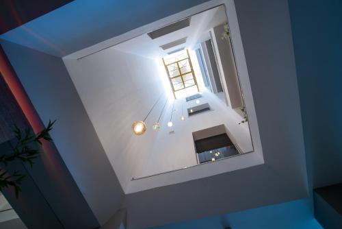 an overhead view of a staircase with a window at Hotel Nomada in Pozoblanco