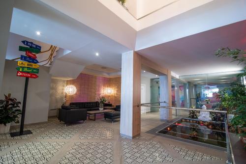 a lobby of a hotel with a waiting room at Hotel Nomada in Pozoblanco