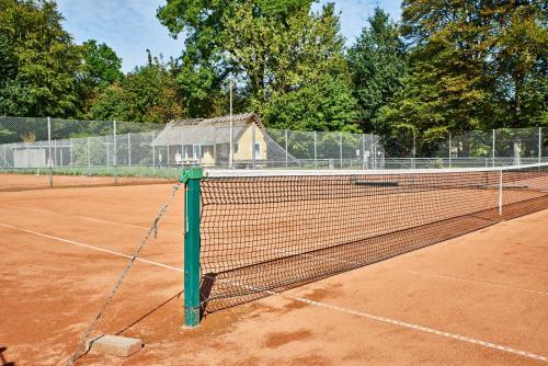 una red de tenis en una pista de tenis en Frederiksværk Camping & Hostel, en Frederiksværk