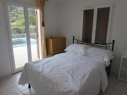 1 dormitorio con 1 cama y puerta corredera de cristal en Maison Minervois, en Agel