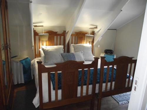 una camera con 2 letti a castello con cuscini bianchi e blu di @ The C a Witsand