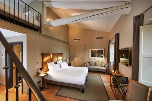 Lauris的住宿－豐特尼爾酒莊酒店，卧室配有白色的床和楼梯。