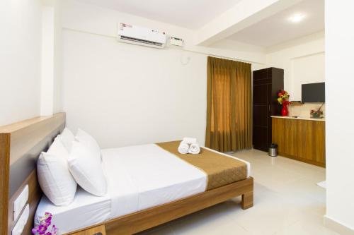 a bedroom with a bed in a room at Sanctum Suites Whitefield Bangalore in Bengaluru