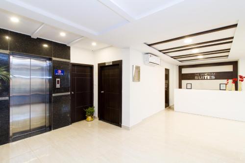 Η κουζίνα ή μικρή κουζίνα στο Sanctum Suites Whitefield Bangalore