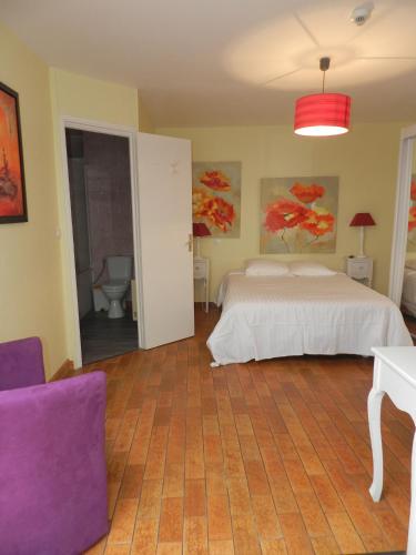 a bedroom with a bed and a table and a chair at Hôtel Le Vivier WISSANT - Centre Village - Côte d'Opale - Baie de Wissant - 2CAPS in Wissant