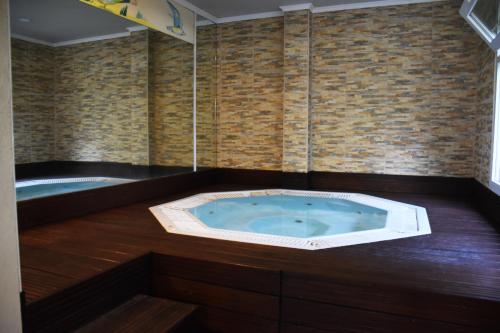 a bathroom with a jacuzzi tub in a room at Hotel O Colmo in Santana