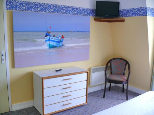 a bedroom with a window with a boat in the ocean at Hôtel Le Vivier WISSANT - Vue Mer - Côte d'Opale - Baie de Wissant - 2CAPS in Wissant