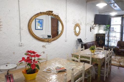 un comedor con 2 mesas y un espejo en Pigal, en Tarragona